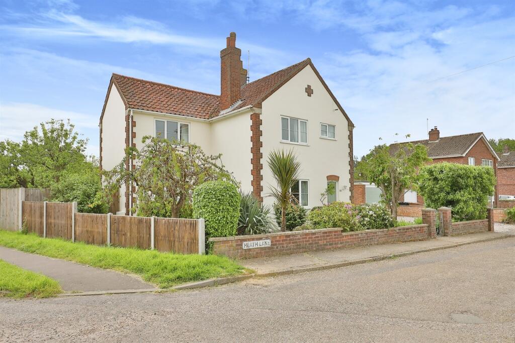 4 bedroom detached house for sale in Norwich Road, FAKENHAM, NR21