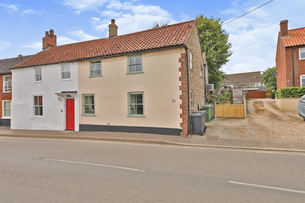 3 bedroom semidetached house for sale in Wells Road, Walsingham, NR22