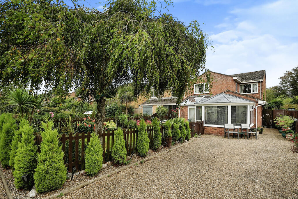 4 bedroom detached house for sale in Horseshoe Common, Briston, Melton