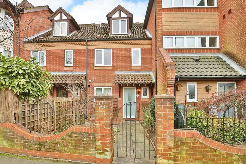 3 bedroom terraced house for sale in Olivet Way, Fakenham, NR21
