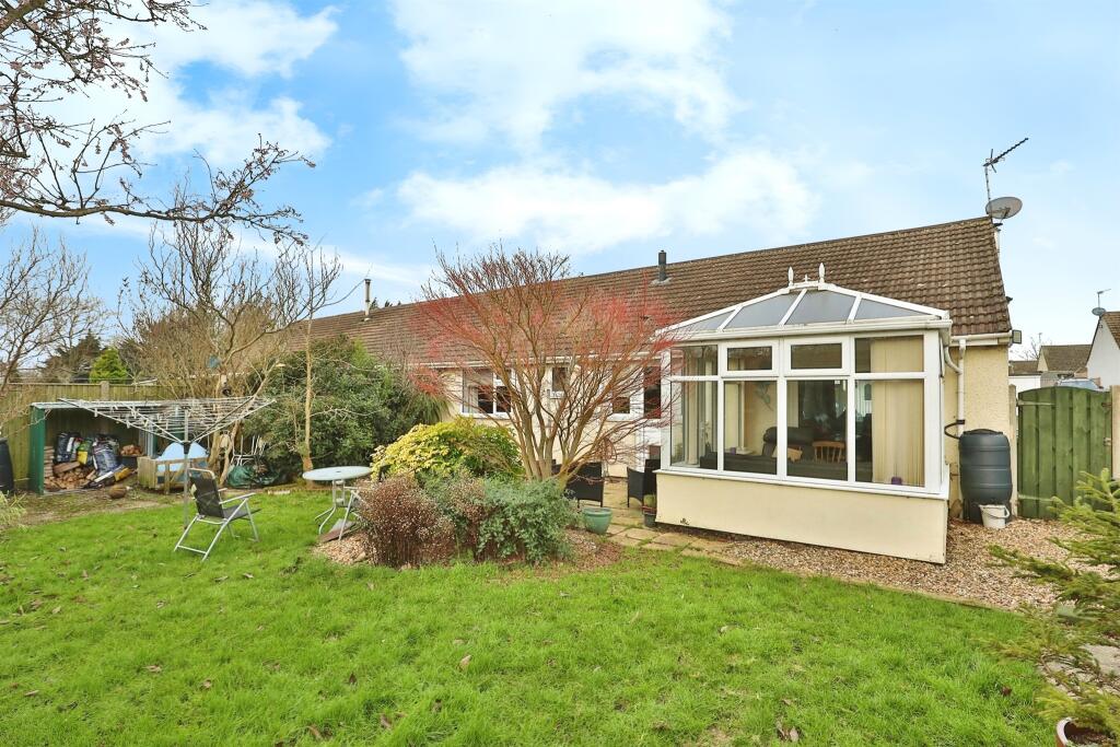 3 bedroom semidetached bungalow for sale in Penny Croft, Wicken Green