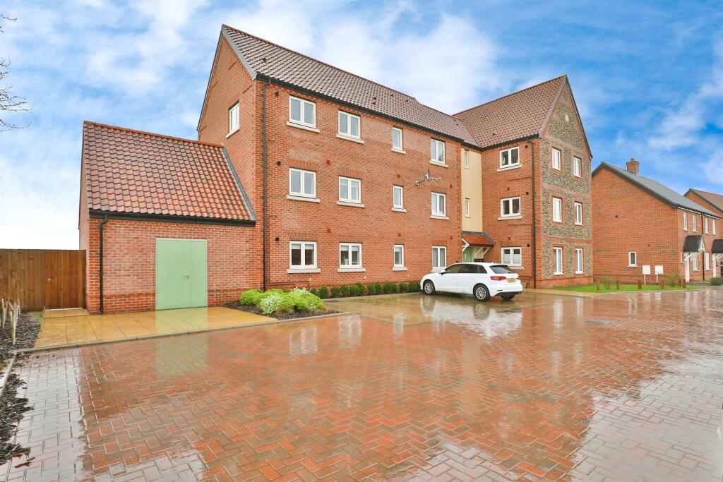 2 bedroom flat for sale in Brick Kiln Road, Fakenham, NR21