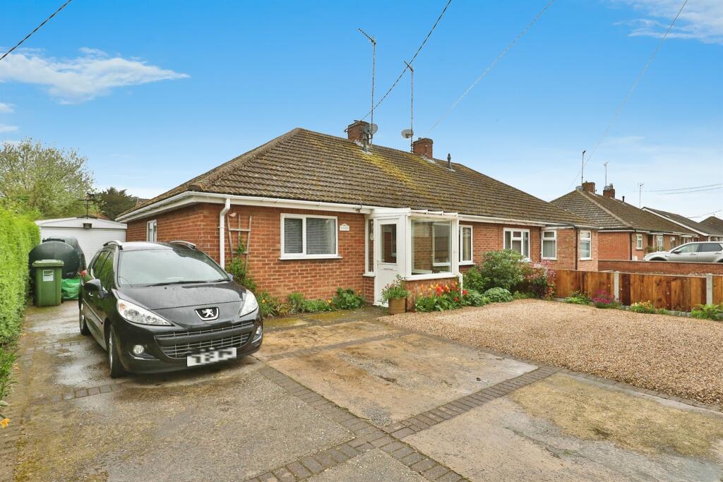 3 bedroom semidetached bungalow for sale in Heath Lane, Fakenham, NR21