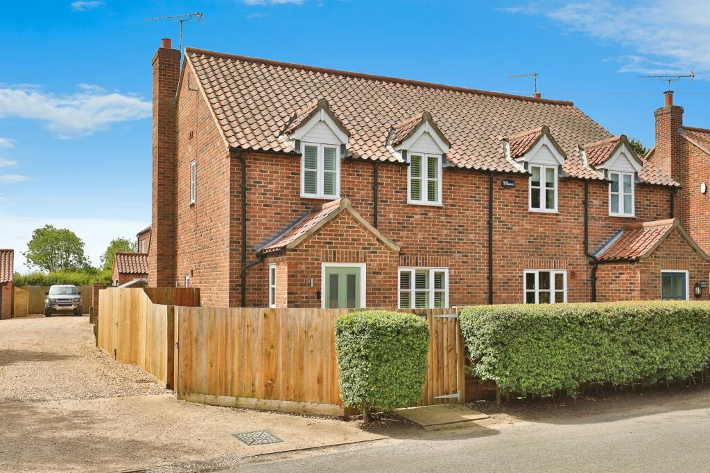 3 bedroom semidetached house for sale in Dereham Road, Colkirk