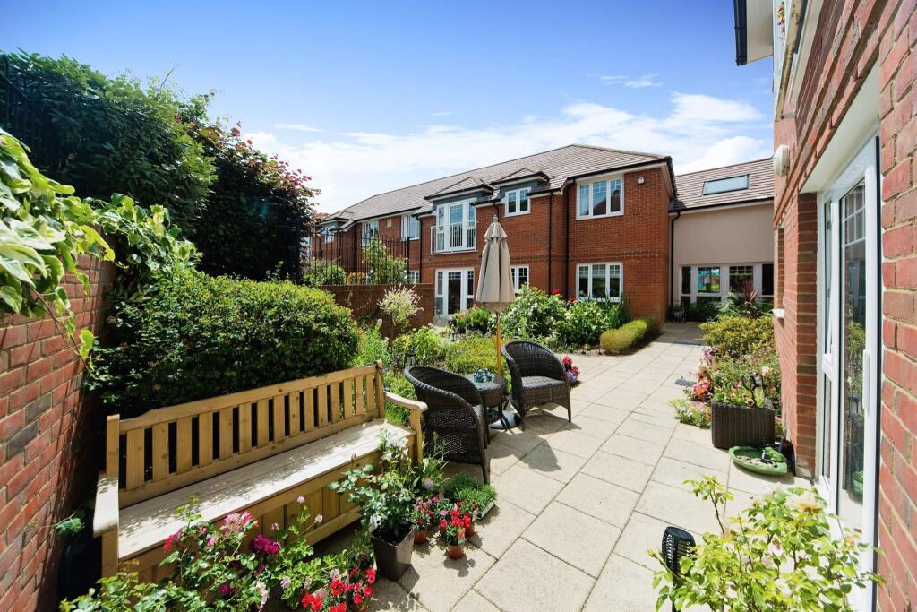 2 bedroom flat for sale in Little Common Road, BexhillOnSea, TN39