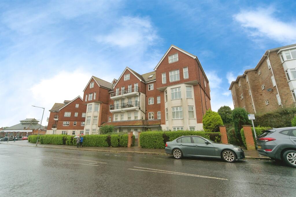 2 bedroom apartment for sale in Upper Sea Road, BexhillOnSea, TN40