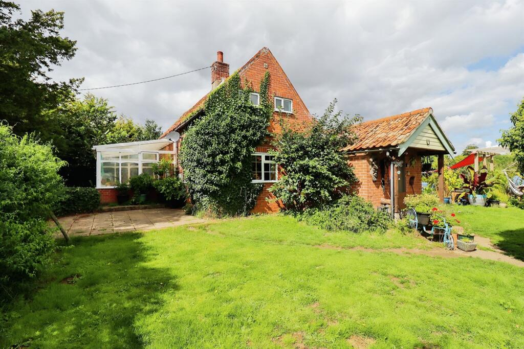 3 bedroom detached house for sale in Friday Street, Farnham, Saxmundham