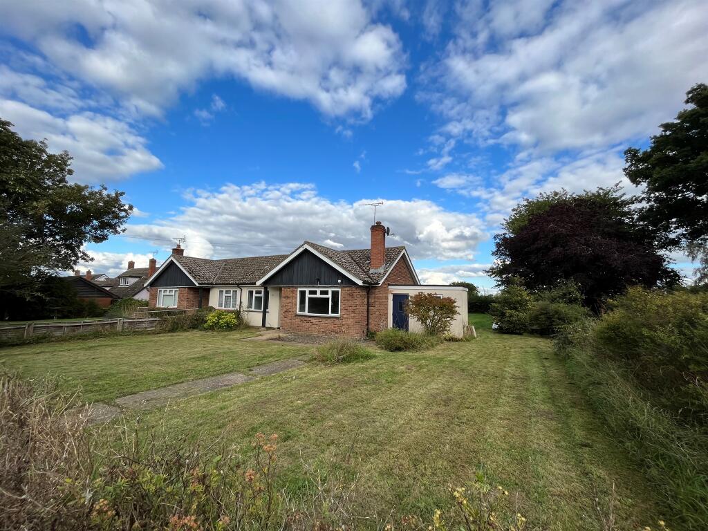 2 bedroom semidetached bungalow for sale in Oak Corner, Cretingham, Woodbridge, IP13