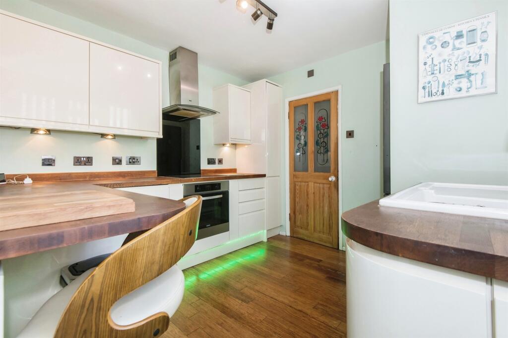 3 bedroom semi-detached house for sale in Oaktree Road, Southampton, SO18