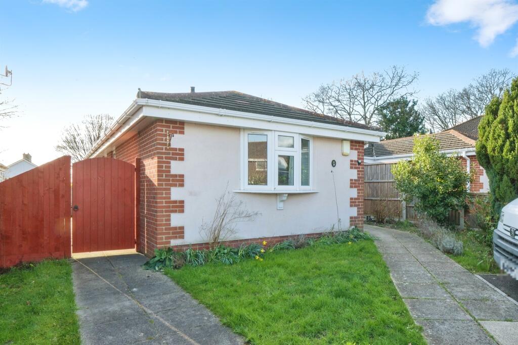 2 bedroom semi-detached bungalow for sale in Kinsbourne Way, Southampton, SO19