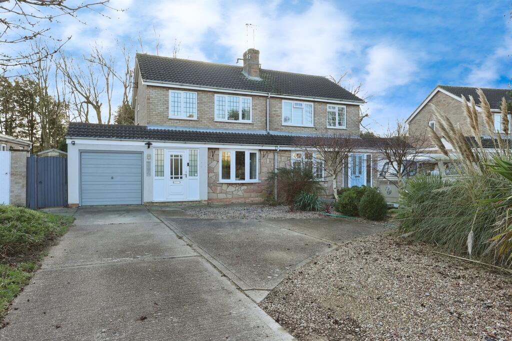 3 bedroom semidetached house for sale in Winchester Road, GRANTHAM, NG31