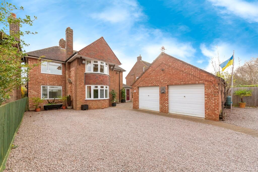 4 bedroom detached house for sale in Barrowby Road, Grantham, NG31