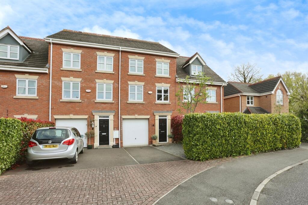 3 bedroom town house for sale in Langford Gardens, Grantham, NG31