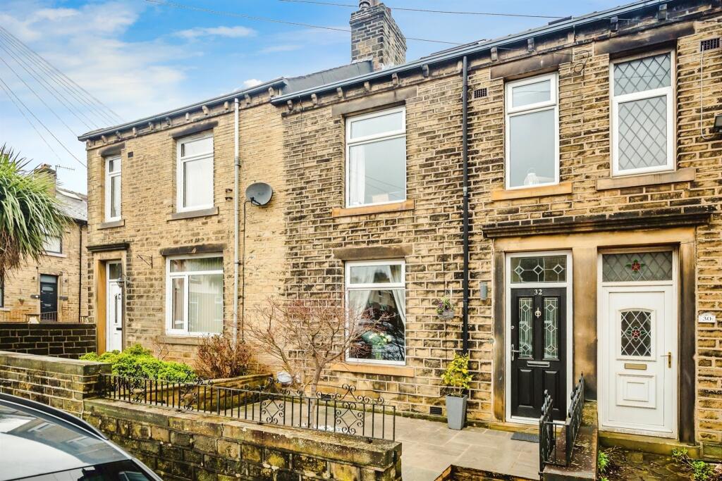 4 bedroom terraced house for sale in Waverley Road, ELLAND, HX5