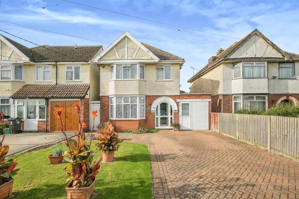 3 bedroom detached house for sale in Harwich Road, Little Oakley