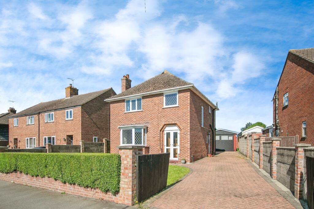 3 bedroom detached house for sale in Cedar Crescent, Lawford