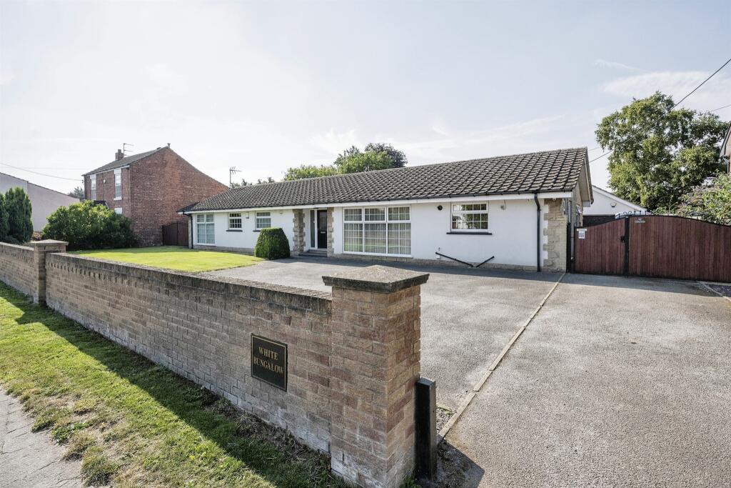 4 bedroom detached bungalow for sale in Bawtry Road, Hatfield Woodhouse