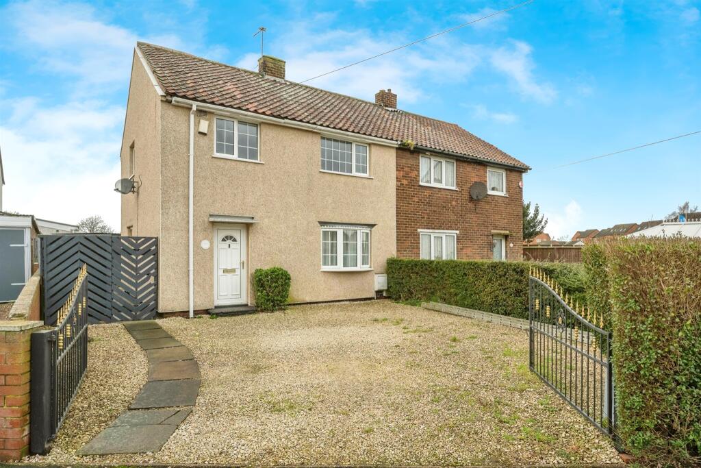 3 bedroom semidetached house for sale in The Oval, Dunscroft, Doncaster, DN7