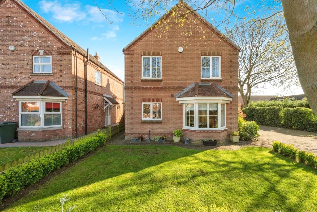 3 bedroom detached house for sale in Priory Gardens, Hatfield, Doncaster, DN7