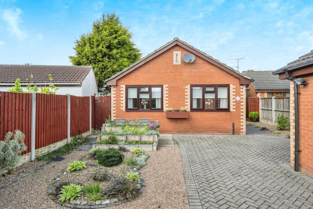 3 bedroom detached bungalow for sale in Croft Court, Dunsville, Doncaster, DN7