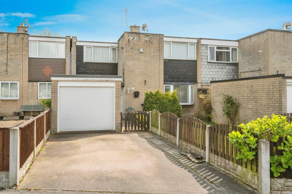 3 bedroom terraced house for sale in Bootham Crescent, Stainforth