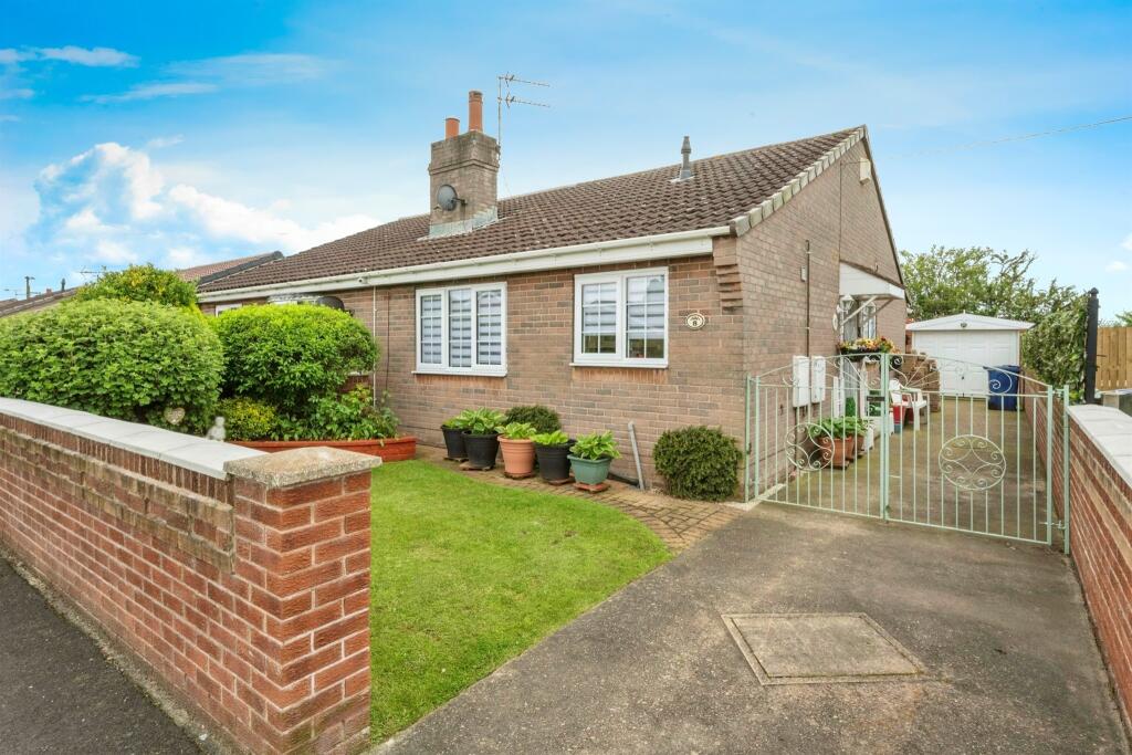2 bedroom semidetached bungalow for sale in Oldfield Close, Stainforth