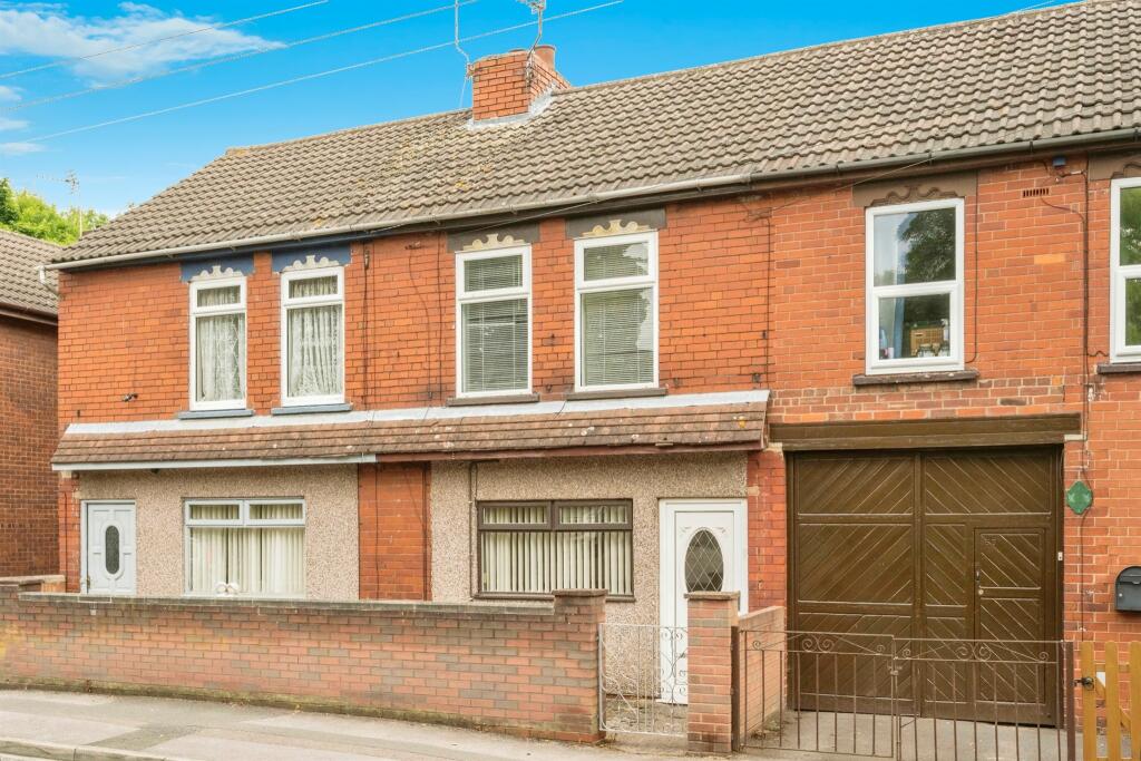 3 bedroom terraced house for sale in East Lane, Stainforth, Doncaster, DN7