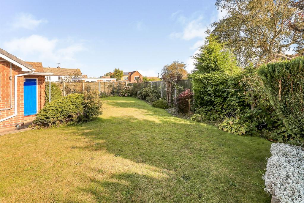 2 bedroom semidetached bungalow for sale in Blenheim Close, Hatfield
