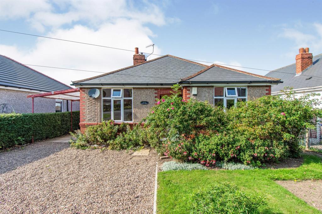 3 bedroom detached bungalow for sale in Doncaster Road, Hatfield