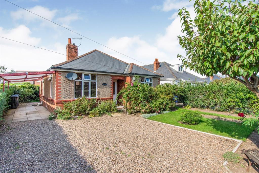 3 bedroom detached bungalow for sale in Doncaster Road, Hatfield