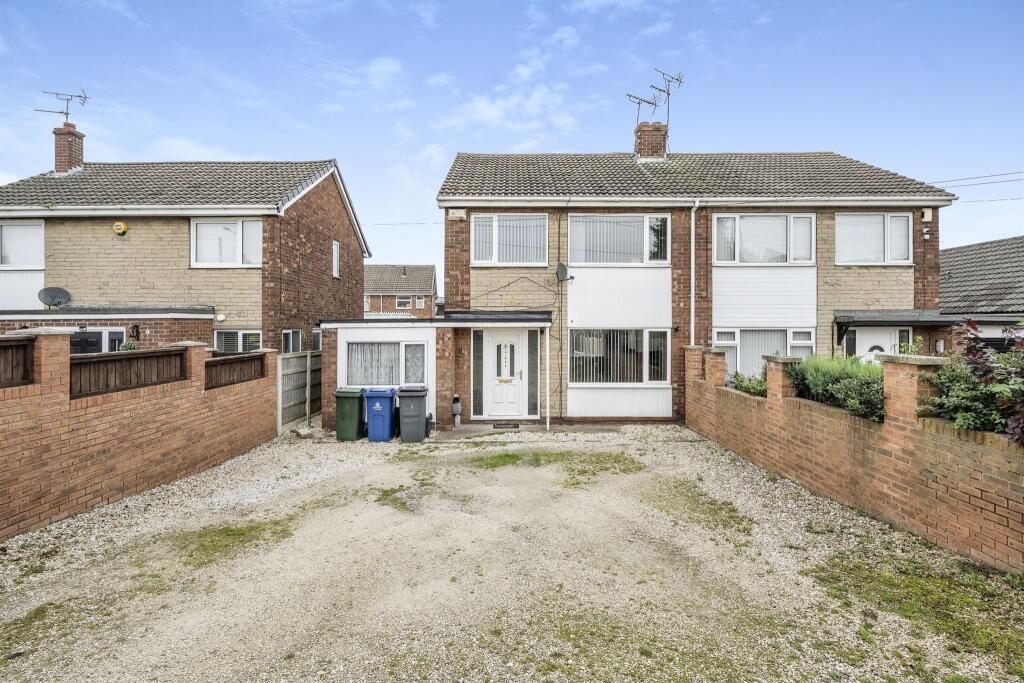 3 bedroom semidetached house for sale in Station Road, Dunscroft