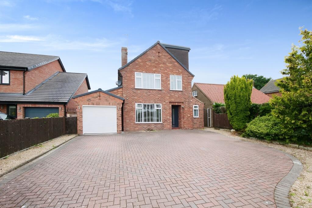 4 bedroom detached house for sale in Towthorpe Road, Haxby, York, YO32