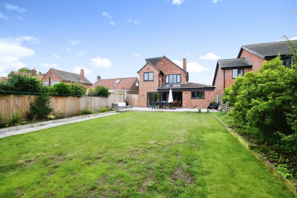 4 bedroom detached house for sale in Towthorpe Road, Haxby, York, YO32