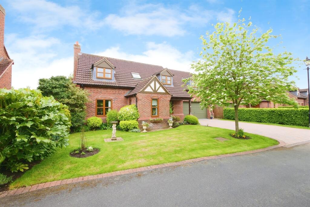 5 bedroom detached house for sale in Laurel Close, Earswick, York, YO32