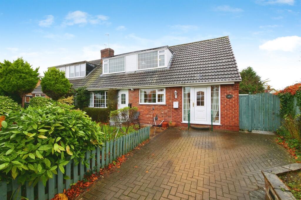 3 bedroom semidetached bungalow for sale in Middlecroft Drive