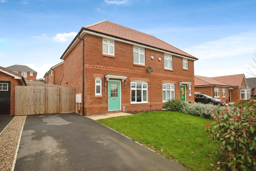 3 bedroom semidetached house for sale in Howkeld Close, Kirkbymoorside