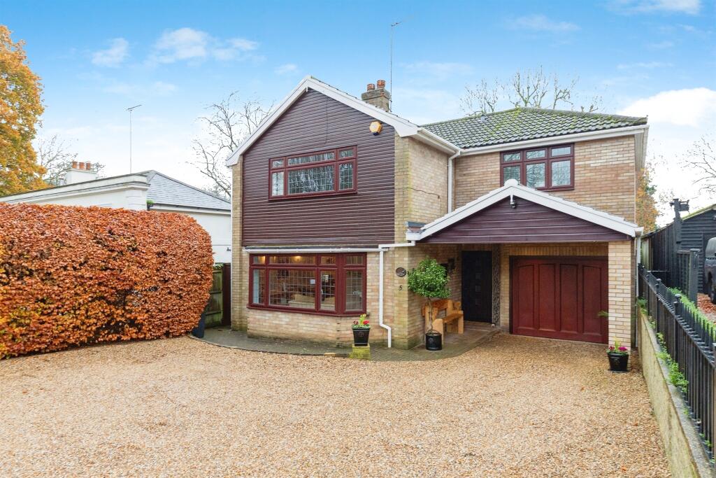 4 bedroom detached house for sale in Newgate Street Village, Hertford, SG13