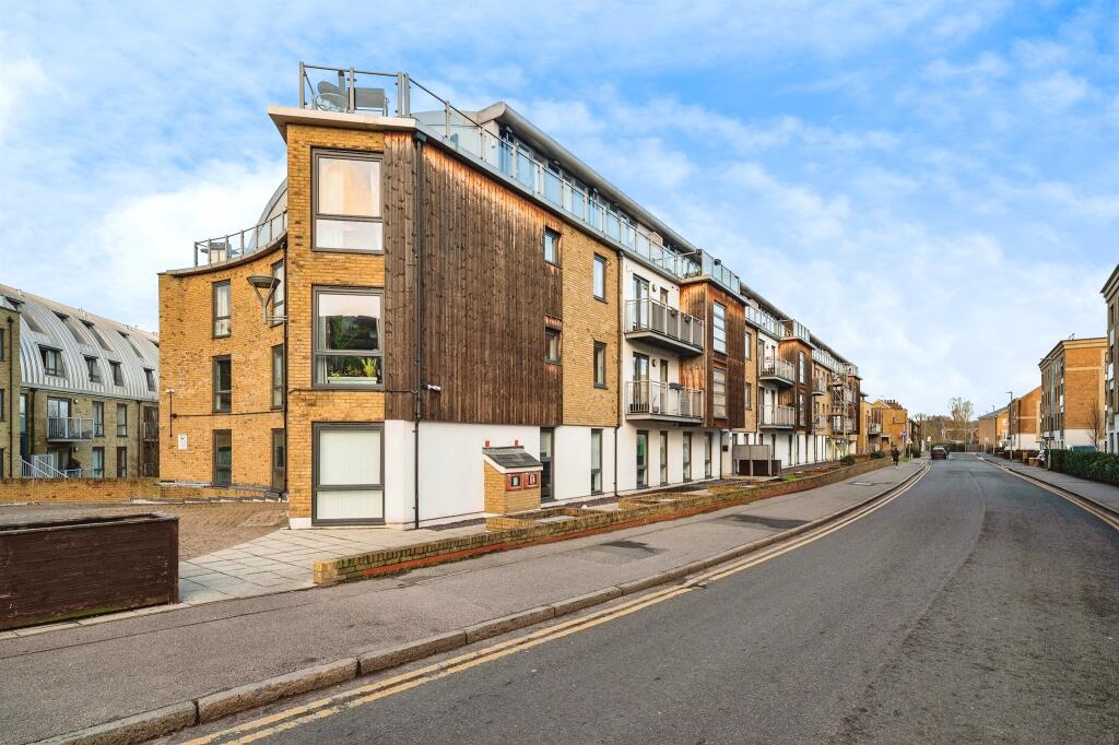 2 bedroom apartment for sale in Mead Lane, Hertford, SG13