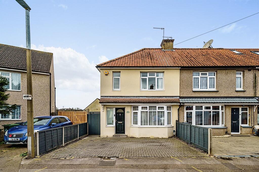 3 bedroom end of terrace house for sale in River Avenue, Hoddesdon, EN11