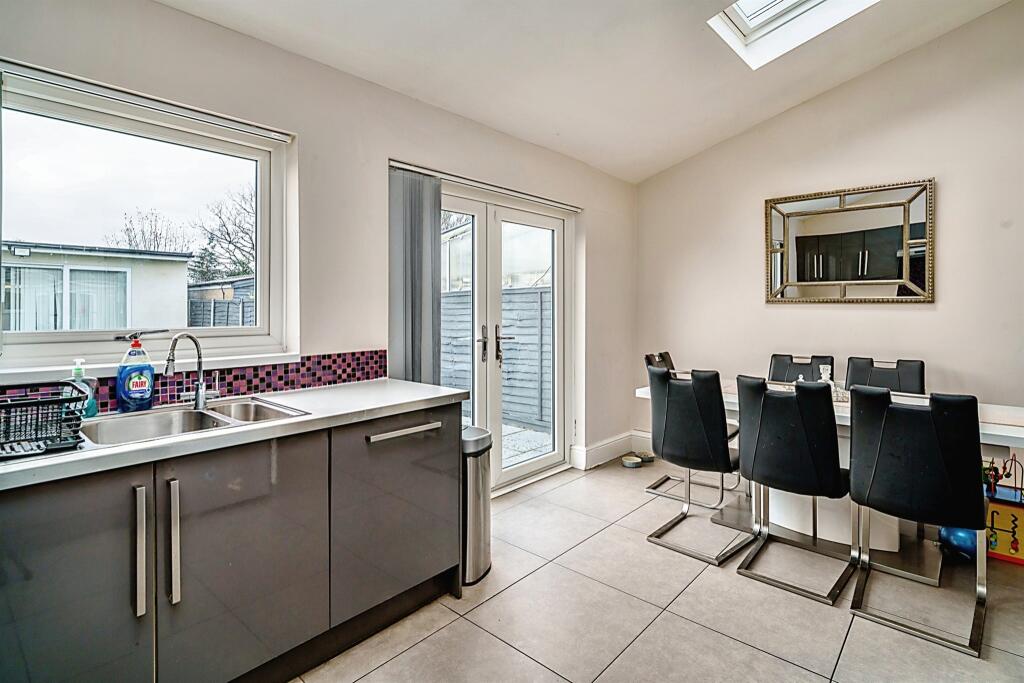3 bedroom end of terrace house for sale in River Avenue, Hoddesdon, EN11