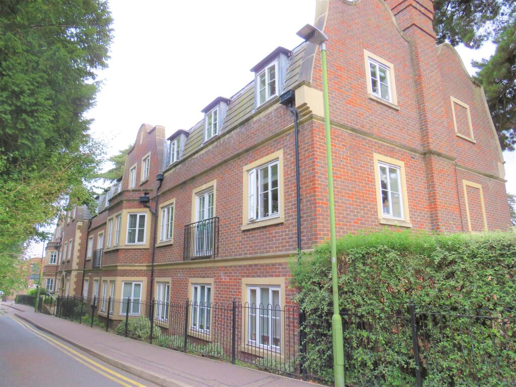 2 bedroom retirement property for sale in Esdaile Lane, Hoddesdon, EN11