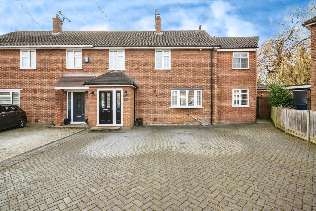 4 bedroom semidetached house for sale in Forres Close, HODDESDON, EN11