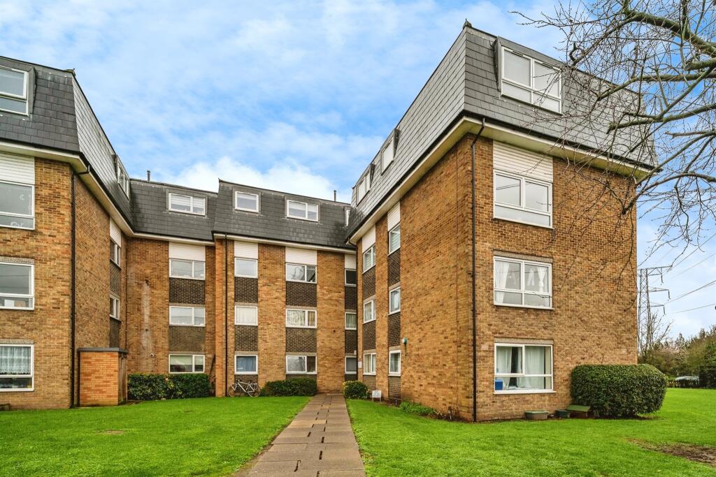 2 bedroom apartment for sale in Lampits, Hoddesdon, EN11