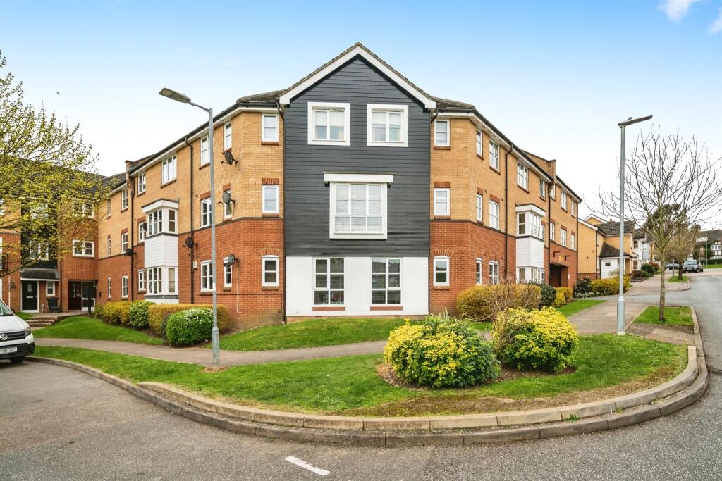 2 bedroom apartment for sale in Plomer Avenue, Hoddesdon, EN11