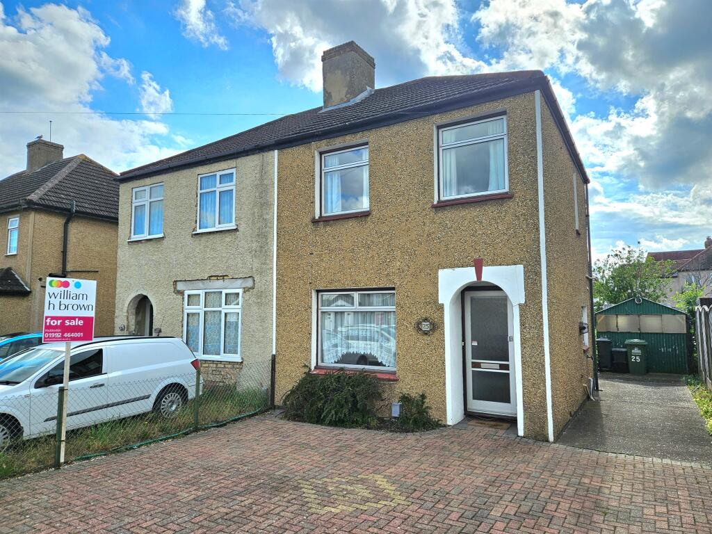 2 bedroom semidetached house for sale in Crossfield Road, Hoddesdon, EN11