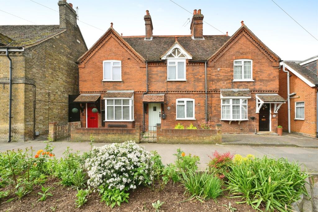 2 bedroom cottage for sale in Roydon Road, Stanstead Abbotts, Ware, SG12