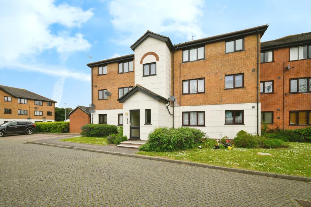 Studio flat for sale in Parrotts Field, Hoddesdon, EN11