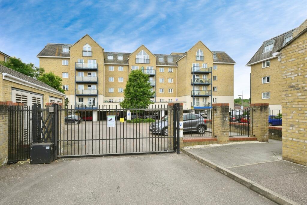 1 bedroom apartment for sale in Taverners Way, Hoddesdon, EN11