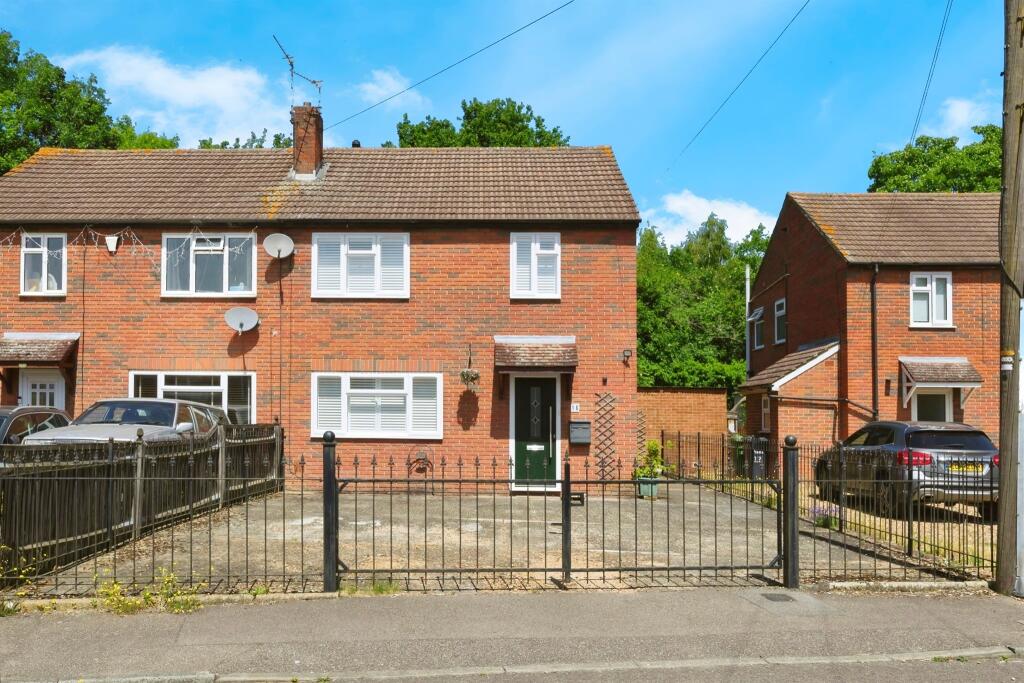 3 bedroom semidetached house for sale in Foxton Road, Hoddesdon, EN11