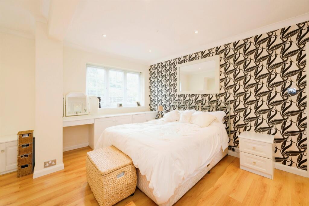 Additional property image - Hamlet Hill, Roydon, Harlow